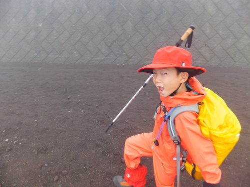 子供でもしっかり装備を整えることで富士登山可能です。
