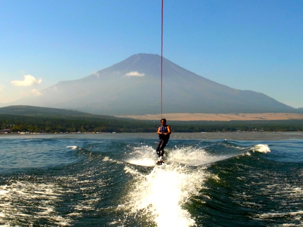 確かに富士山を背景に滑るのは気持ちいい。山中湖にて。