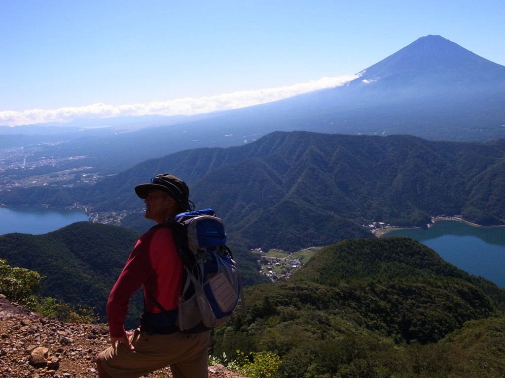 　　十二ヶ岳から見る富士山と河口湖、西湖。