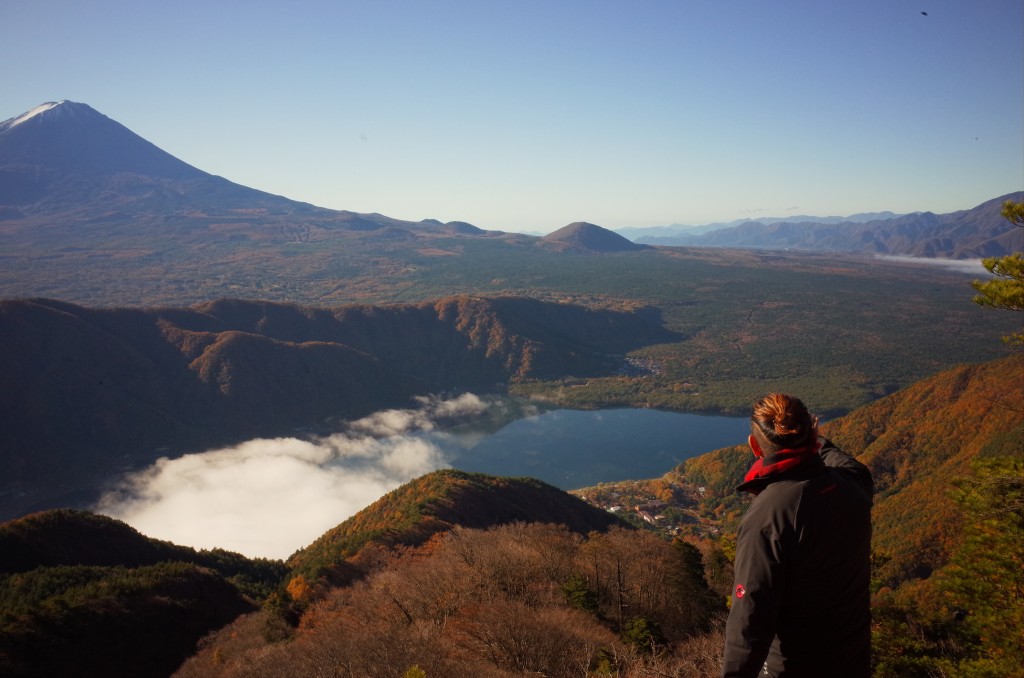 富士五湖は魅力ある場所であふれている。（十二ヶ岳頂上付近からの眺め）